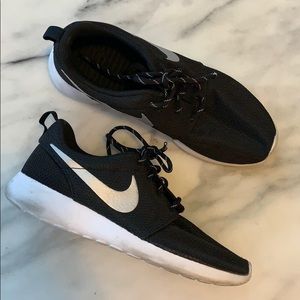Nike Roshe Black Sneakers